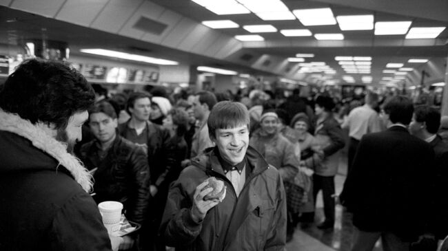 Первые посетители советско-канадского ресторана Макдоналдс в Москве. В руке у посетителя Биг-Мак