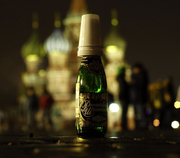 Допитое шампанское и пластиковые стаканы Допитое шампанское и пластиковые стаканы