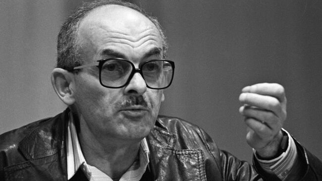 Поэт Булат Окуджава