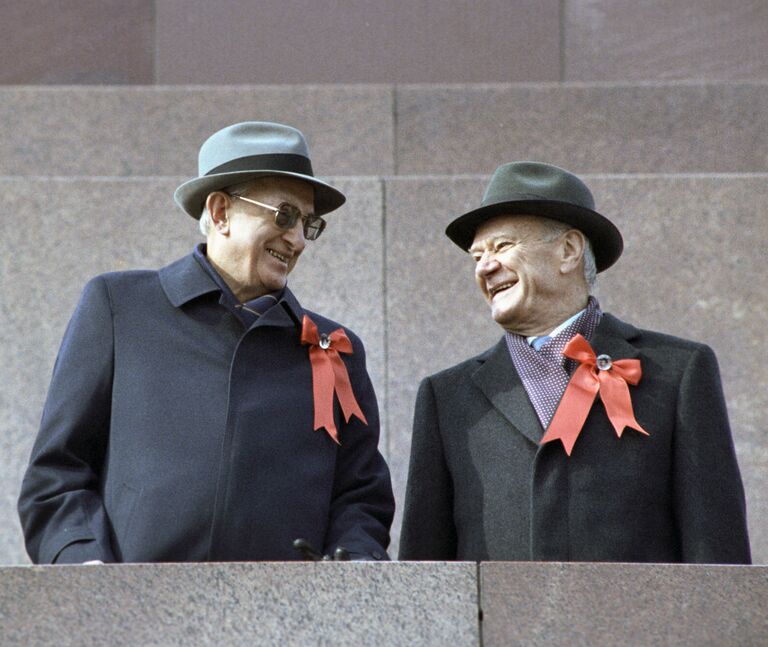 Генеральный секретарь ЦК КПСС Юрий Андропов и Председатель Совета Министров СССР Николай Тихонов на трибуне Мавзолея