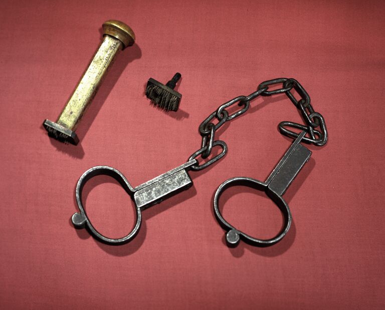 Кандалы и клеймо 