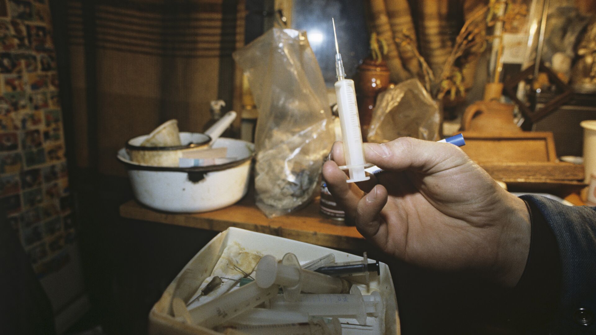 Наркотические вещества обнаруженные сотрудниками милиции в одном из притонов города - РИА Новости, 1920, 06.03.2025