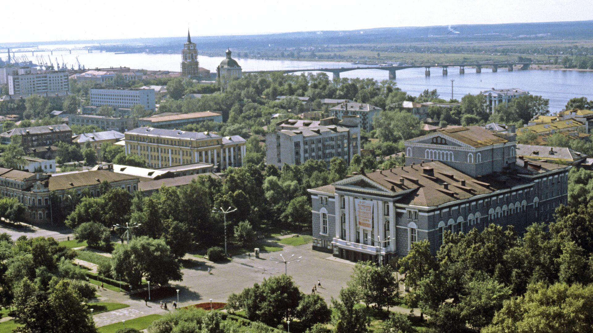 Вид на Пермский театр оперы и балета и на реку Каму. Архивное фото - РИА Новости, 1920, 21.11.2023