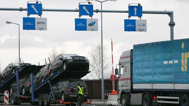 Очереди из грузовиков перед таможней в Польше. Архивное фото