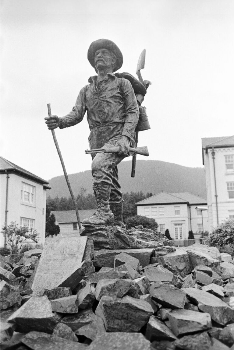 Памятник первому золотоискателю