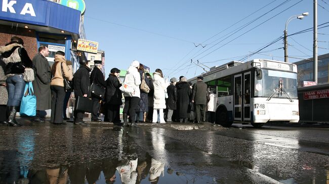 Очереь на посадку в  троллейбус