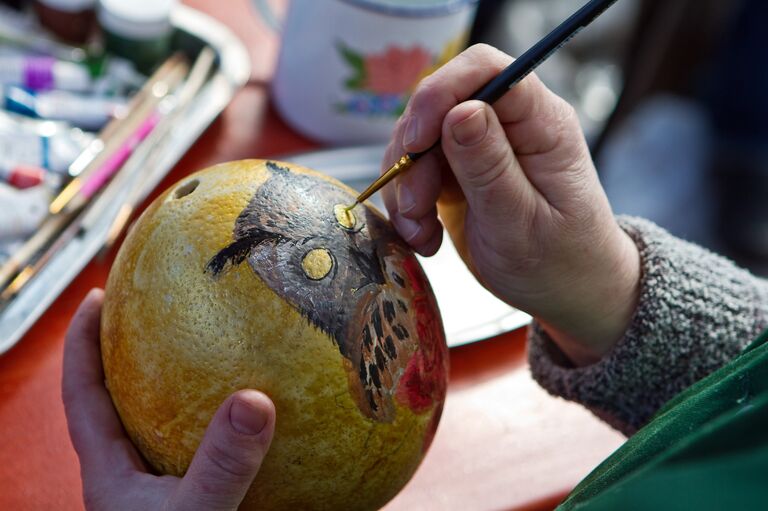 Роспись страусиных яиц пасхальными рисунками в нижегородском зоопарке Лимпопо