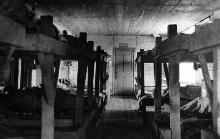 Жилой барак в Панышевском исправительно-трудовом лагере Жилой барак в Панышевском исправительно-трудовом лагере