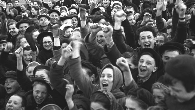 Москвичи на Красной площади утром 9 мая 1945 года