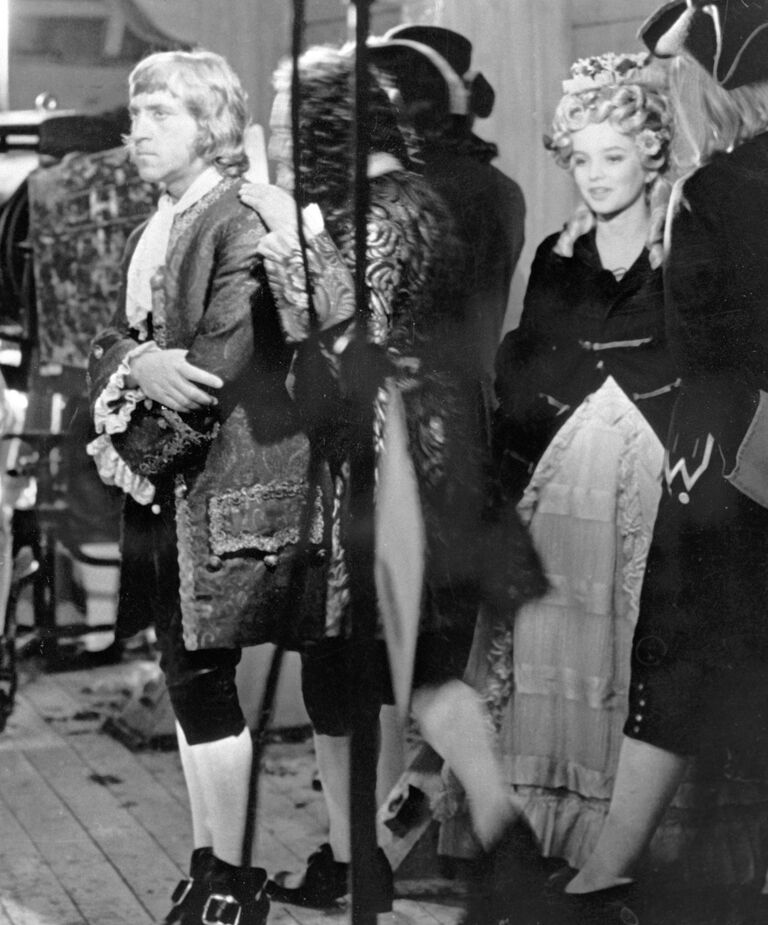 Владимир Высоцкий (в центре) во время съемок фильма Как царь Петр арапа женил