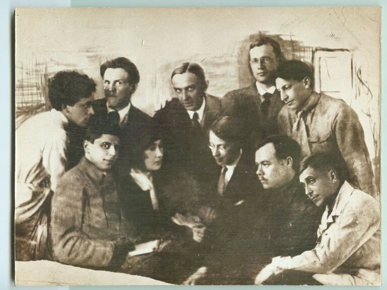 Михаил Зощенко на собрании литературного кружка «Серапионовы братья» Михаил Зощенко на собрании литературного кружка «Серапионовы братья»