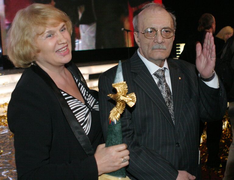 Г.Данелия с супругой