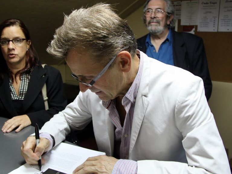 Михаил Барышников дает автографы