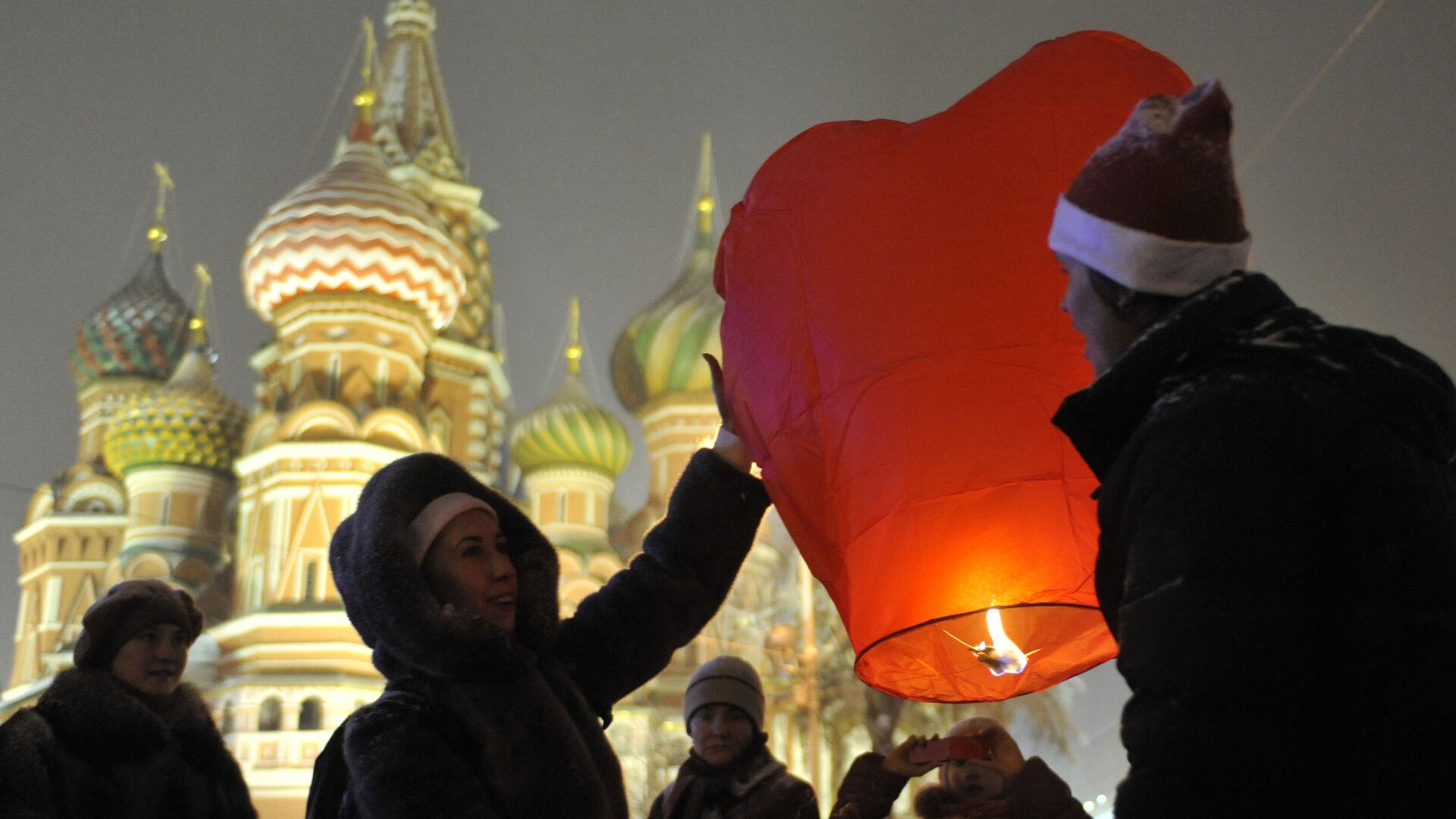 Москвичи и гости столицы встречают Новый год на Красной площади - РИА Новости, 1920, 06.01.2025