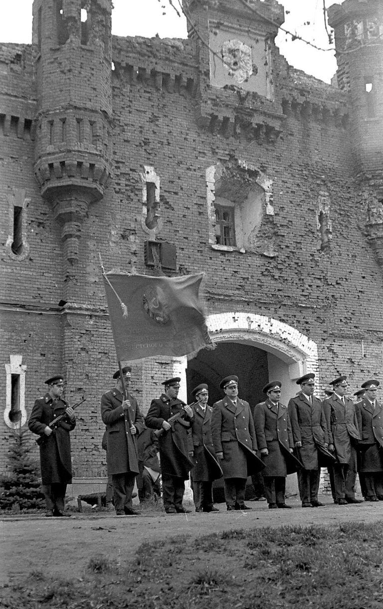 Дембельский альбом. Фото разных поколений и родов войск.