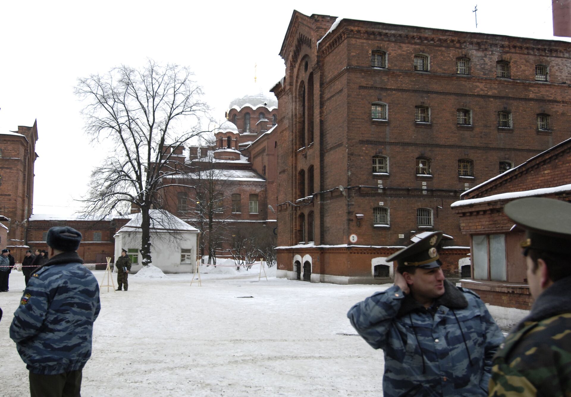 Сотрудники МВД РФ на территории тюрьмы Кресты - РИА Новости, 1920, 20.02.2021