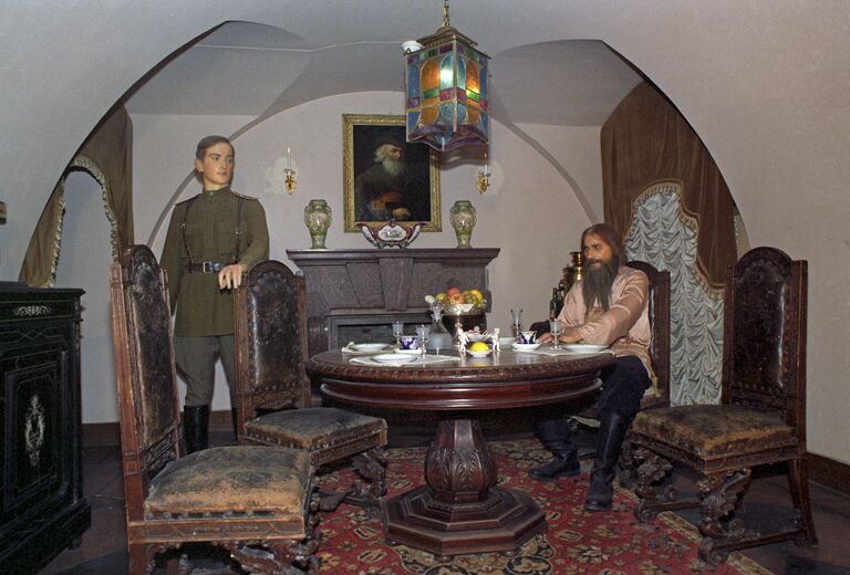 Восковые фигуры Феликса Юсупова и Григория Распутина в подвале Юсуповского дворца