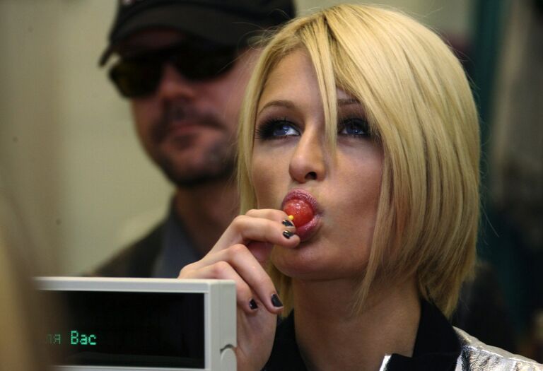 Пэрис Хилтон во время посещения московского торгового центра