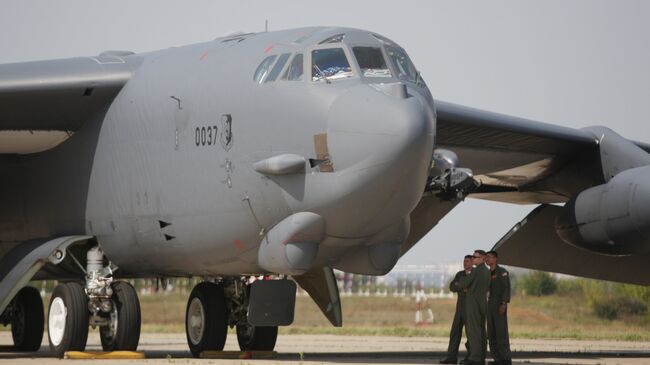 Прилет бомбардировщика Б-52 на авиасалон МАКС-2011