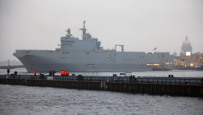 Французский военный корабль-вертолетоносец класса Мистраль в Санкт-Петербурге