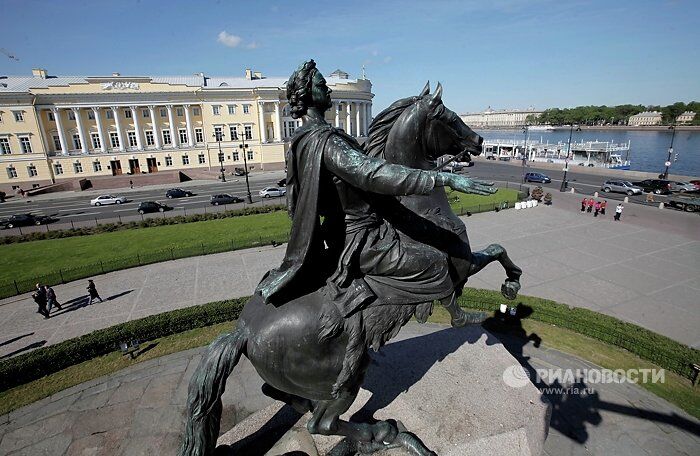 Медный всадник помыли ко дню города - РИА Новости, 1920, 13.08.2024