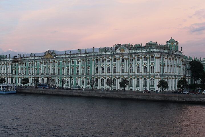 Вид на Зимний дворец (Эрмитаж) со стороны Дворцовой набережной в Петербурге - РИА Новости, 1920, 24.10.2021