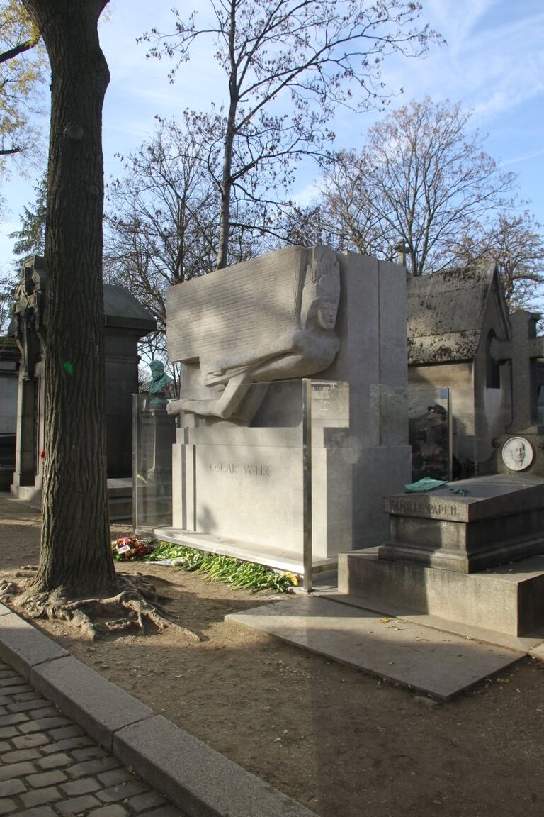 Памятник на могиле Оскара Уайльда в Париже защитили от поцелуев