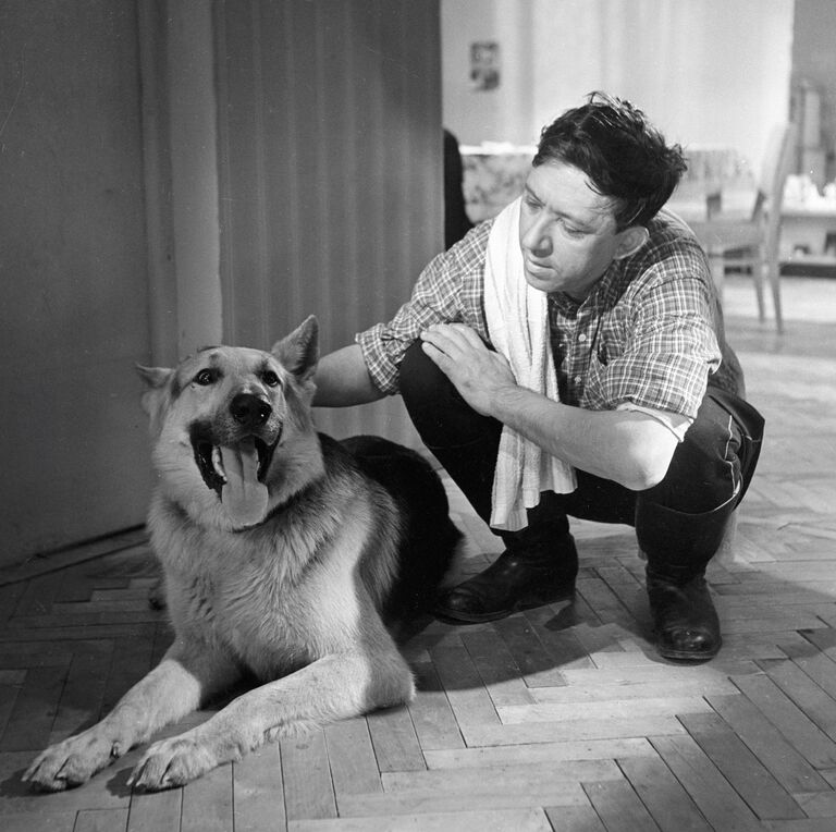 Юрий Никулин в роли милиционера Глазычева в фильме Семена Туманова Ко мне, Мухтар!