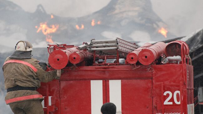 Красноярские спасатели тушат пожар