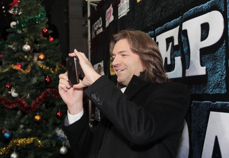 Певец и композитор Дмитрий Маликов перед началом премьеры фильма режиссера Гая Ричи Шерлок Холмс: Игра теней 