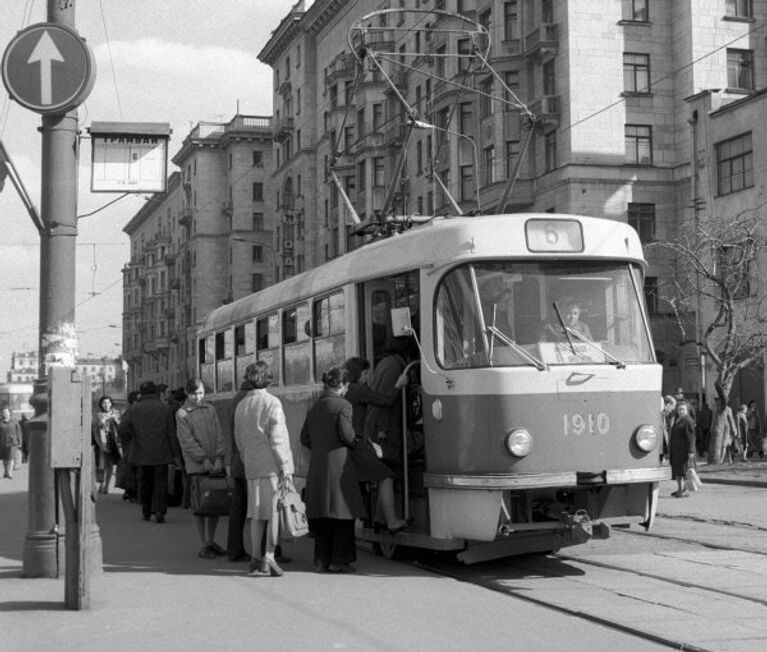 Трамвай на одной из московских улиц, 1977 год.