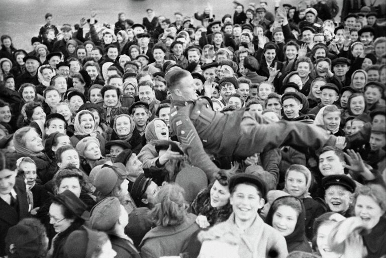 Жители Москвы 9 мая 1945 года в День Победы на Красной площади.