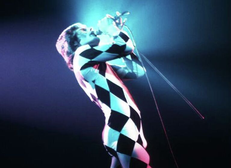 Фредди Меркьюри в знаменитом сценическом костюме с ромбическим узором