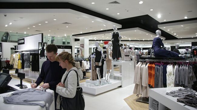 Покупатели в торговом зале Покупатели в торговом зале