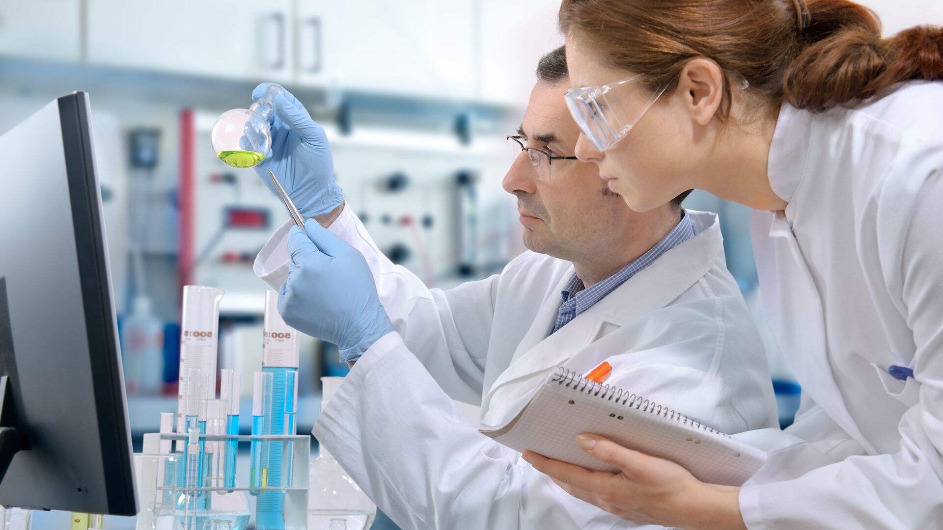 Ученые работают в лаборатории - РИА Новости, 1920, 30.03.2021