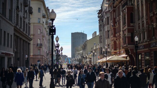 С книгой по городу