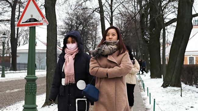 Иностранные туристы на территории Петропавловской крепости в Санкт-Петербурге.