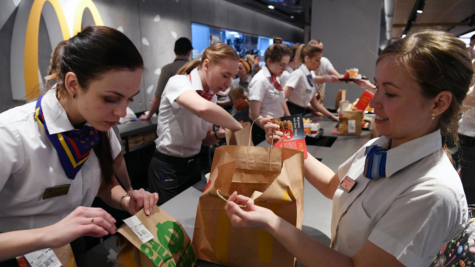 Сотрудницы ресторана McDonalds на Пушкинской площади в Москве - РИА Новости, 1920, 02.06.2022