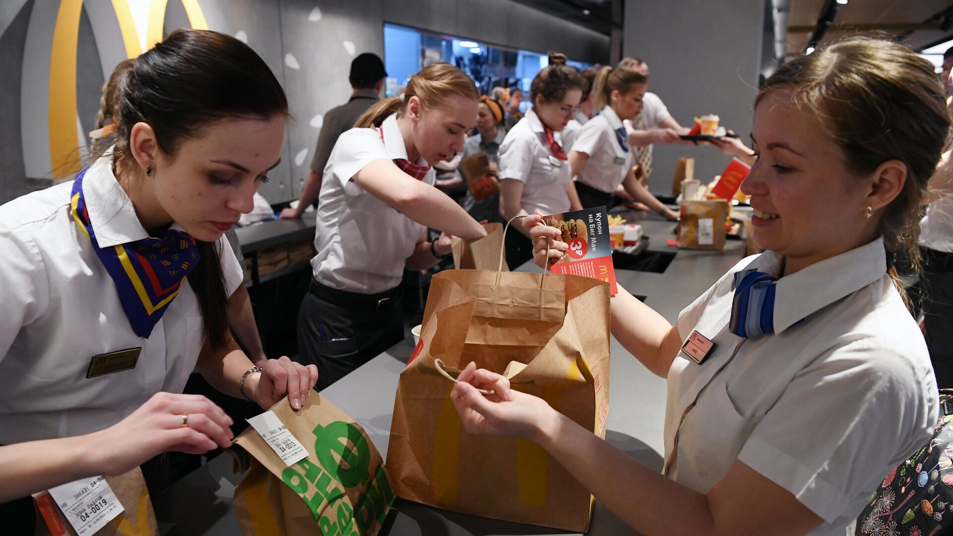 Сотрудницы ресторана McDonalds на Пушкинской площади в Москве - РИА Новости, 1920, 02.06.2022