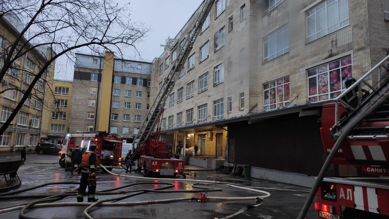 Ликвидация пожара в здании Лениздата в Санкт-Петербурге - РИА Новости, 1920, 02.02.2020