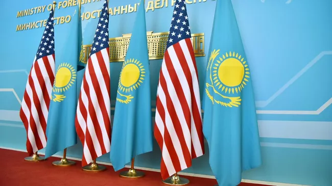 Государственные флаги США и Казахстана 