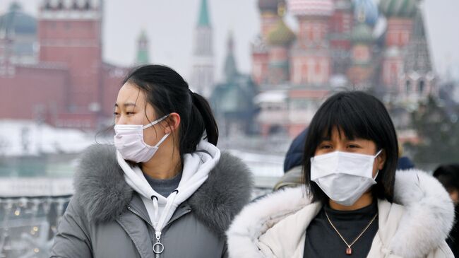 Иностранные туристы на Парящем мосту в парке Зарядье в Москве