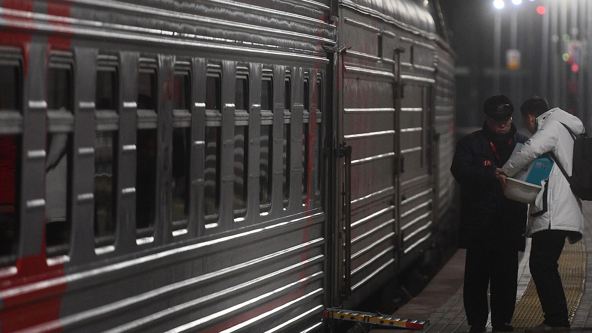 Проводник проверяет документы перед отправкой поезда  - РИА Новости, 1920, 06.02.2021