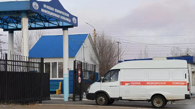 Машина скорой помощи заезжает на территорию Краевой клинической инфекционной больницы в Чите