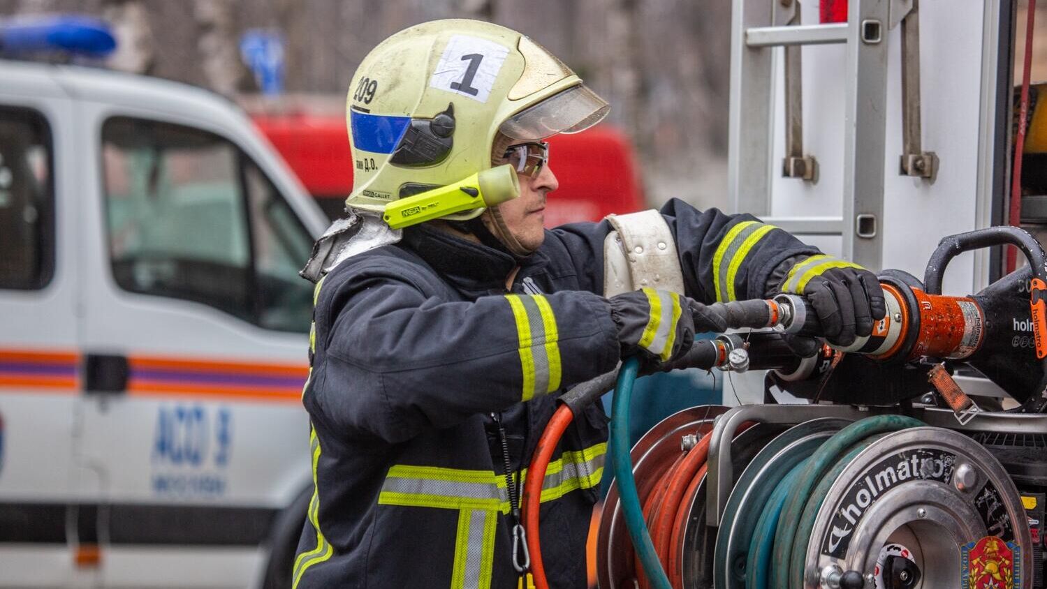  Сотрудник из команды пожарно-спасательного центра Москвы - РИА Новости, 1920, 25.04.2025