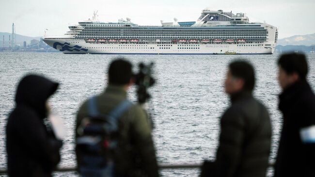 Круизное судно Diamond Princess на рейде Йокогамы