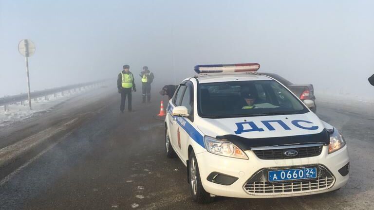 Госавтоинспекторы в ручном режиме регулируют движение на участке дороги в районе деревни Сухая Балка, Красноярского края - РИА Новости, 1920, 01.12.2020