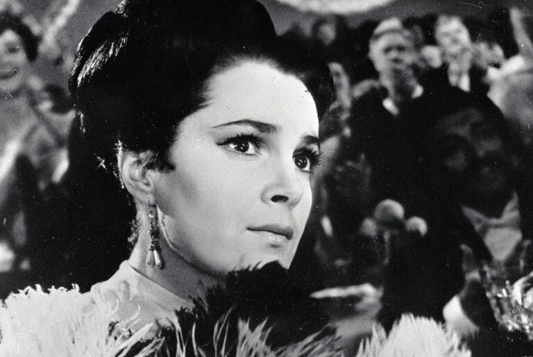 Элина Быстрицкая в фильме Николай Бауман