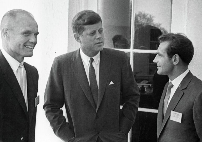 Джон Кеннеди беседует с Титовым и Гленном