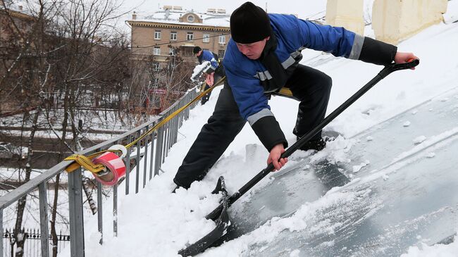 Очистка крыш от снега в Москве